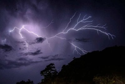 MetMalaysia mengeluarkan amaran ribut petir, hujan lebat dan angin kencang melibatkan lapan negeri termasuk Kelantan, Terengganu, Pahang, Sarawak dan Sabah sehingga jam 5 petang. - Gambar hiasan