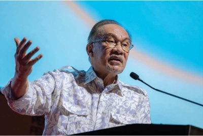 Anwar ketika berucap pada Majlis Perasmian Penutup Forum Ekonomi Belia 2026 di Pusat Konvensyen Kuala Lumpur hari ini. - Foto: Bernama