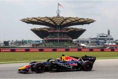 Max Verstappen mencatat masa kedua terpantas pada sesi latihan bebas ketiga perlumbaan Formula 1 Gulf Air Bahrain Grand Prix di Malaysia di Litar Antarabangsa Sepang hari ini. - Foto: Bernama