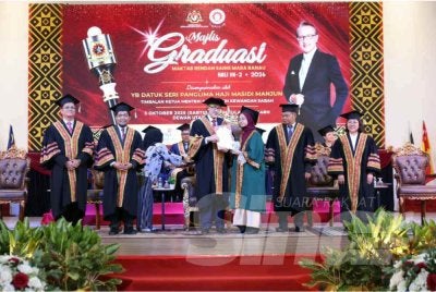 Masidi menyampaikan sijil graduasi kepada graduan pada Majlis Graduasi MRSM Ranau yang berlangsung di Dewan Utama MRSM Ranau.