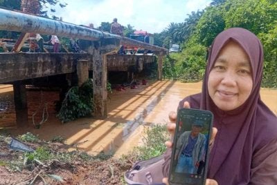 Siti Syarifah menunjukkan gambar bapa mentuanya.