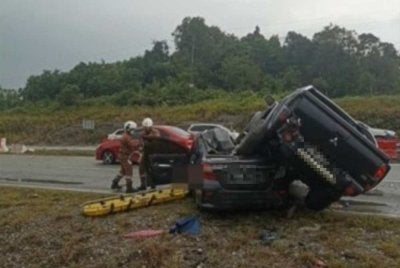 Dua individu maut selepas kereta Perodua Bezza yang mereka naiki terlibat dalam kemalangan dengan sebuah kenderaan pacuan empat roda jenis Mitsubishi Triton di Jalan Sibu-Durin di sini petang tadi. - Foto: JBPM