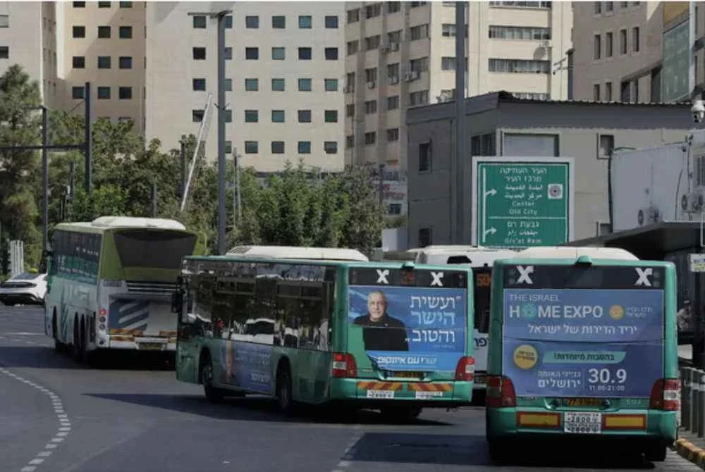Iklan kempen pilihan raya Eisenko dipaparkan pada sebuah bas awam ketika pesaing utama Netanyahu itu mula memancing undi.