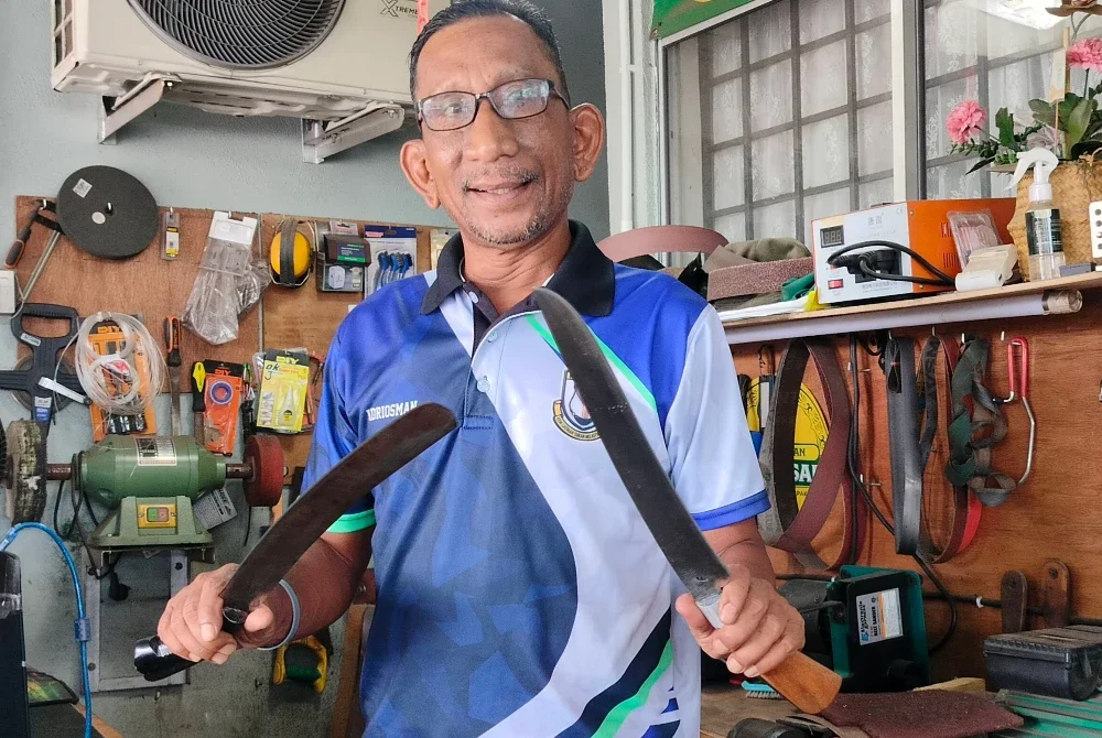 Antara pisau dapur yang dihantar pelanggan untuk diasah