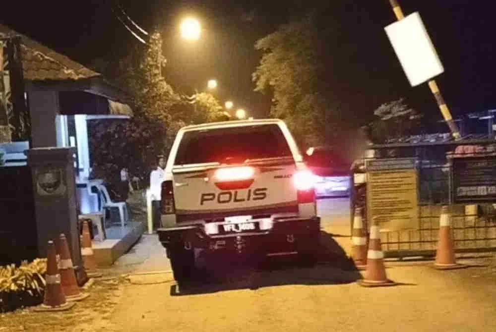 Kenderaan polis memasuki kawasan sekolah susulan penemuan mayat pelajar perempuan tingkatan empat yang dipercayai dibunuh.