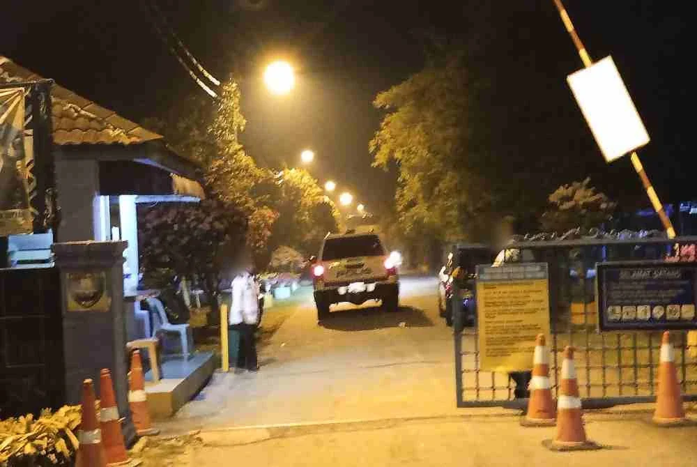 Kenderaan polis memasuki lokasi kejadian di Yong Peng.