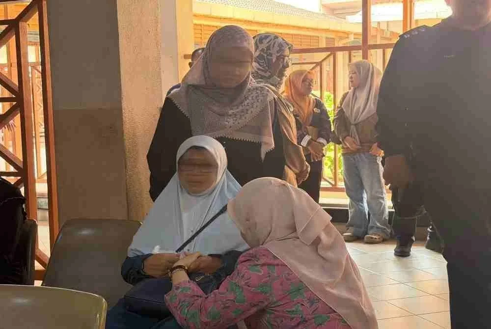 Fadhlina menenangkan keluarga Irene Sofiya yang maut dipercayai dibunuh di sebuah sekolah menengah di Yong Peng, Johor pada petang Sabtu.