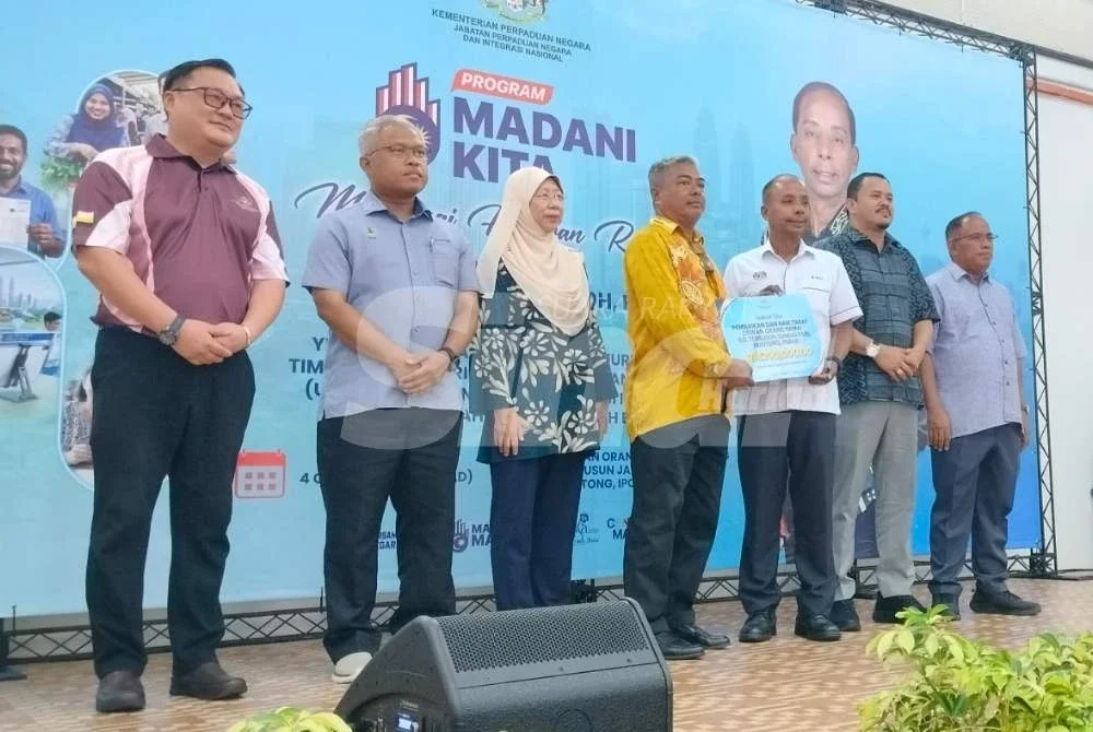 Kulasegaran (tiga dari kanan) menyampaikan cek cura kepada penerima sempena Program Madani Kita 2026 Bersama Komuniti Buntong di Dewan Orang Ramai Kampung Tersusun Jalan Sungai Pari pada Ahad.