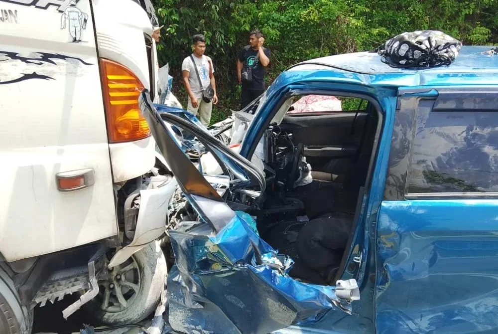 Kemalangan membabitkan tiga kenderaan di Lebuhraya Timur Barat dari arah Kelantan menghala ke Gerik pada Ahad mengorbankan empat nyawa termasuk seorang bayi. Foto: Bomba