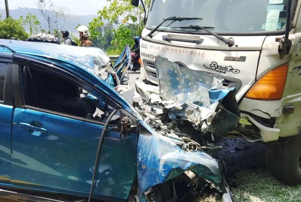 Kemalangan membabitkan tiga kenderaan di Lebuhraya Timur Barat dari arah Kelantan menghala ke Gerik pada Ahad mengorbankan empat nyawa termasuk seorang bayi. Foto: Bomba