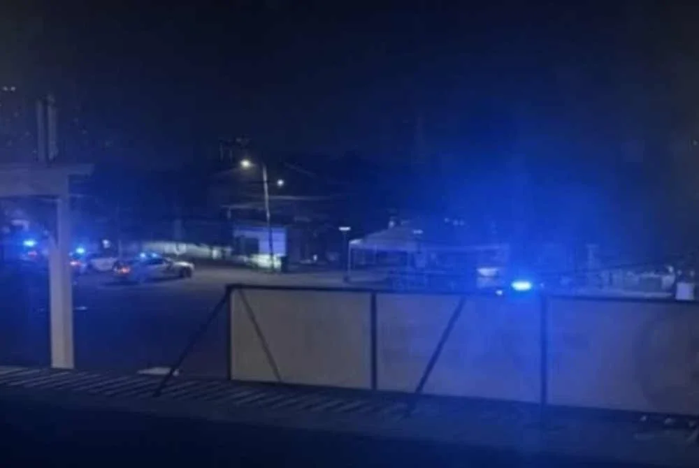 Gambar tular memaparkan beberapa MPV polis mengejar kenderaan yang dinaiki suspek.