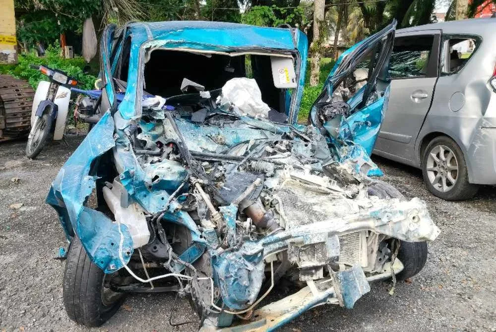 Keadaan kereta Perodua Axia yang remuk akibat bertembung dengan lori.
