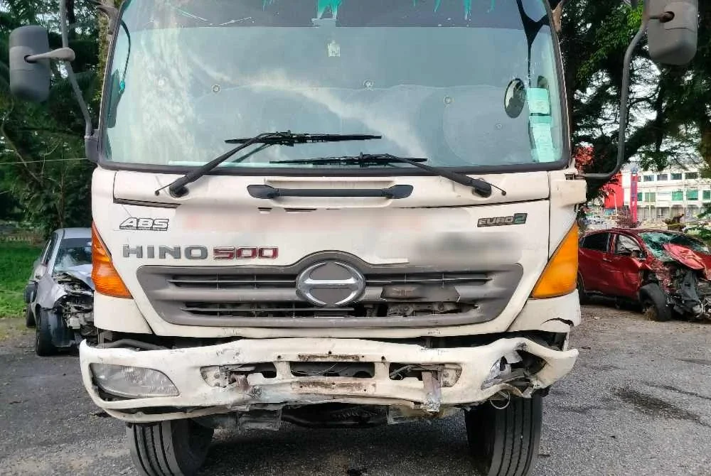 Keadaan hadapan lori yang bertembung dengan Perodua Axia dalam kemalangan maut berkenaan.