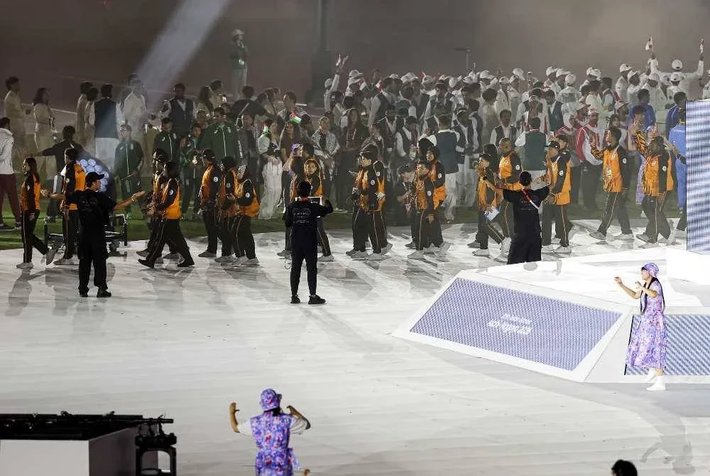 Para atlet Malaysia bersama kontinjen negara-negara Asia lain menyertai perarakan sempena upacara penutupan Sukan Asia Aichi-Nagoya 2026 di Nagoya City Mizuho Park Athletic Stadium pada Ahad. - FOTO: Bernama .