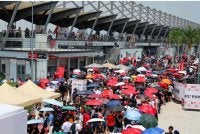 Ribuan peminat Formula 1 hadir menyaksikan sesi kelayakan bagi Grand Prix Formula 1 Gulf Air Bahrain di Litar Antarabangsa Sepang hari ini. - Foto: Bernama