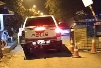 Kenderaan polis memasuki kawasan sekolah susulan penemuan mayat pelajar perempuan Tingkatan Empat yang dipercayai dibunuh.