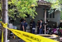Anggota polis menjalankan siasatan di sebuah rumah di Kampung Tasek susulan kejadian seorang lelaki maut selepas dipercayai dipukul menggunakan tukul oleh adiknya. Foto Bernama