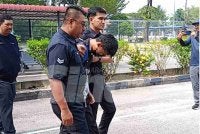 Suspek dibawa ke Mahkamah Majistret Batu Pahat.