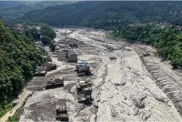 Rumah-rumah yang sebahagiannya ditenggelami air berlumpur kelihatan di sepanjang tebing sungai selepas banjir kilat melanda Trishuli Bazar di daerah Nuwakot, Nepal, pada 26 Ogos lalu. Foto AFP 