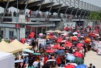Sambutan hangat pengunjung GP Bahrain di Sepang melebihi 100,000 orang. - FOTO: Bernama.
