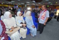 Mohd Shafry menyantuni pelajar-pelajar baharu yang mendaftar di UTM Skudai, pada Ahad.