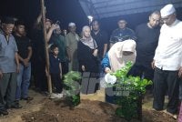 Nenek kepada Allahyarham Irene Sofiya menyiram bunga mawar di atas pusara cucunya. 