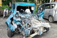 Keadaan kereta Perodua Axia yang remuk akibat bertembung dengan lori. 