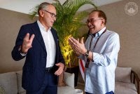 Anwar (kanan) dan Domenicali berbincang mengenai prospek mengembalikan GP Malaysia dalam kalendar F1 secara tetap. FOTO: FB Anwar Ibrahim 