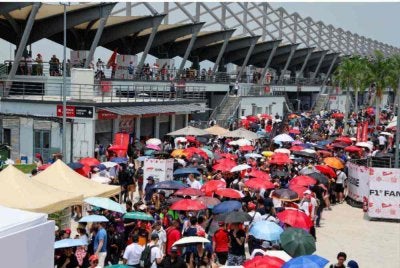 Ribuan peminat Formula 1 hadir menyaksikan sesi kelayakan bagi Grand Prix Formula 1 Gulf Air Bahrain di Litar Antarabangsa Sepang hari ini. - Foto: Bernama