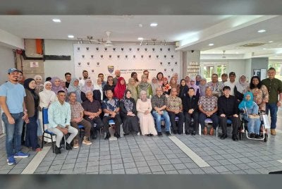 Dr Yanti (tengah) bergambar bersama alumni Jabatan Pengajian Media.