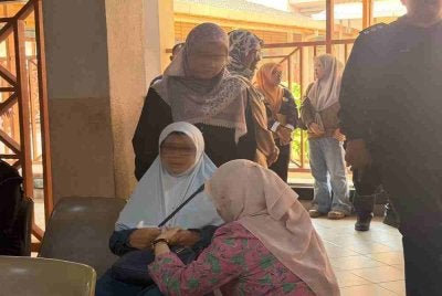 Fadhlina menenangkan keluarga Irene Sofiya yang maut dipercayai dibunuh di sebuah sekolah menengah di Yong Peng, Johor pada petang Sabtu.