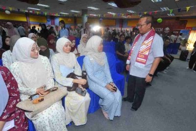 Mohd Shafry menyantuni pelajar-pelajar baharu yang mendaftar di UTM Skudai, pada Ahad.
