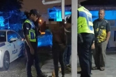 Suspek diserhakan kepada anggota polis peronda untuk tindakan lanjut.