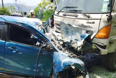 Kemalangan membabitkan tiga kenderaan di Lebuhraya Timur Barat dari arah Kelantan menghala ke Gerik pada Ahad mengorbankan empat nyawa termasuk seorang bayi. Foto: Bomba