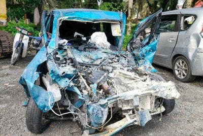 Keadaan kereta Perodua Axia yang remuk akibat bertembung dengan lori. 