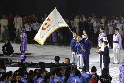 Sheikh Joaan menerima bendera OCA daripada Omura, sekali gus menjadi simbolik penyerahan tuan rumah Sukan Asia seterusnya kepada Doha. - FOTO: Bernama 
