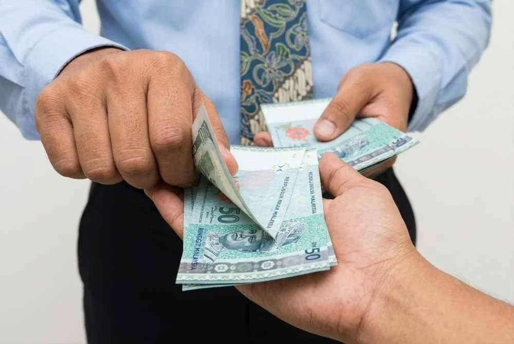 Penstrukturan gaji perlulah meliputi semua pekerja dan mengambil kira faktor pengalaman, pendidikan, kemahiran serta tempoh perkhidmatan. - Foto imej janaan AI
