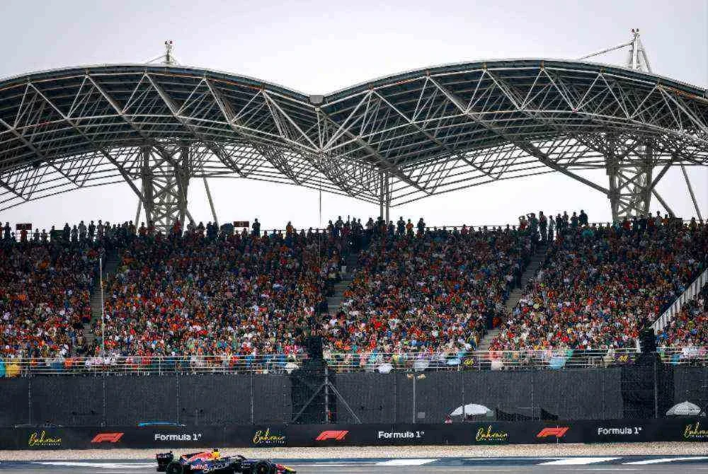 Ribuan penonton menyaksikan aksi pemandu Oracle Red Bull Racing, Max Verstappen pada perlumbaan Formula 1 Gulf Air Bahrain Grand Prix di Litar Antarabangsa Sepang semalam. Foto: Bernama