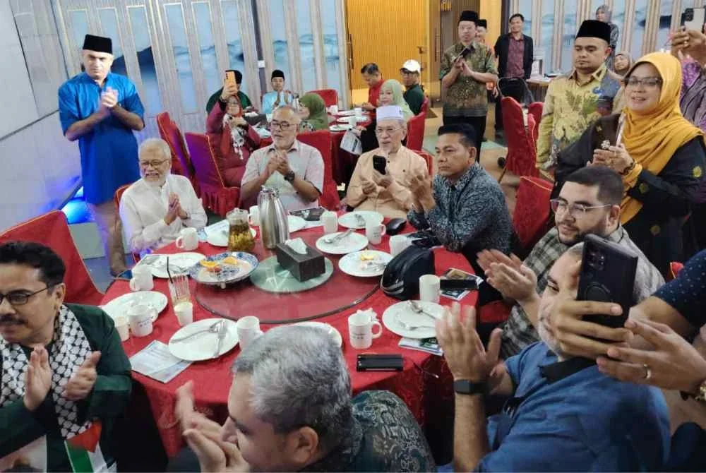 Rosyam (duduk, kanan) hadir sebagai tetamu jemputan.
