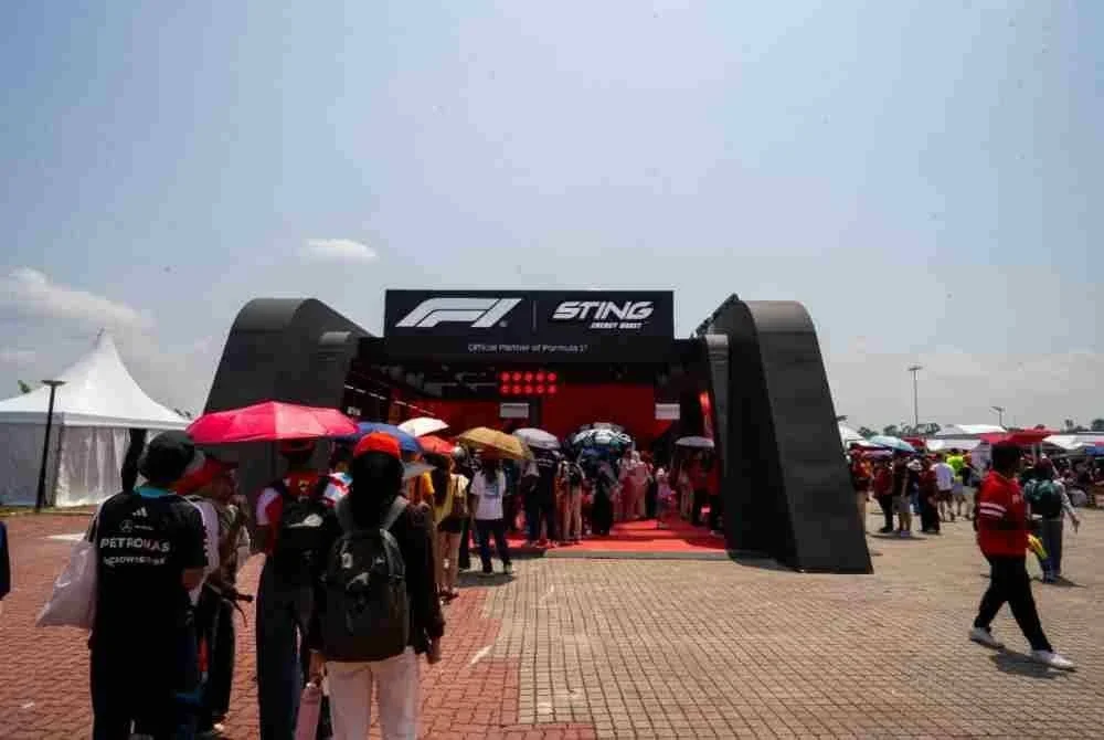 Para pengunjung menghangatkan reruai STING sempena perlumbaan F1 di SIC hujung minggu lalu. FOTO: STING