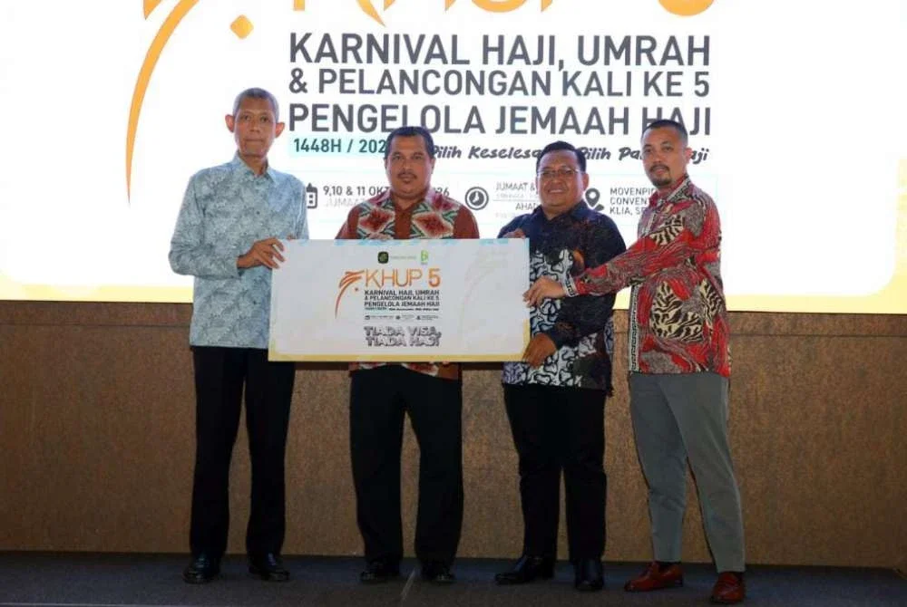 Mohd Hisham (dua dari kiri) dan Dr Wan Muhamad (dua dari kanan) sempena pelancaran KHUP5 di ibu negara.
