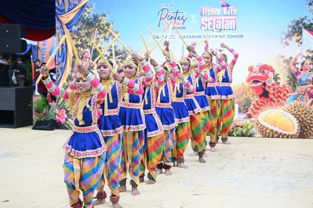 Persembahan tarian tradisional pelbagai kaum memeriahkan Festival Kota Selatan 2026 sekali gus menampilkan keunikan warisan seni dan budaya Johor.