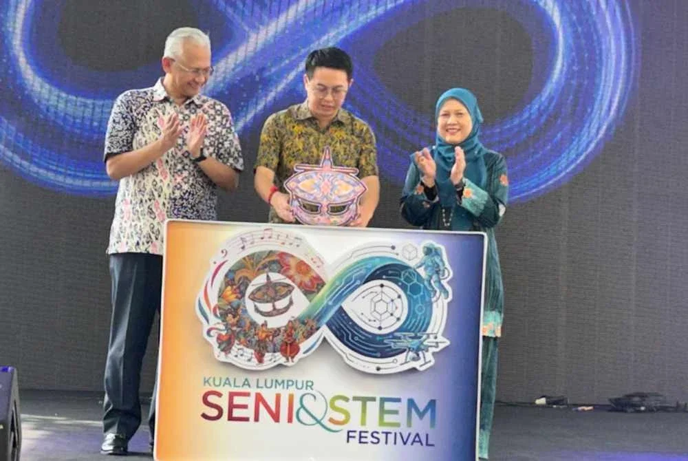 Samuel Lee (tengah) diiringi Ezarisma Azni (kiri) dan Ketua Pegawai Eksekutif, Dewan Filharmonik PETRONAS (DFP) Siti Azlina Abdul Latif melancarkan simbolik perasmian KLSSF 2026 di KLCC Esplanade di sini pada Jumaat.