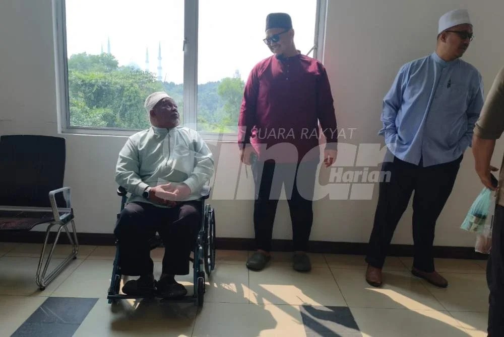 Nasiruddin hadir dengan berkerusi roda ke Mahkamah Sesyen Shah Alam pada Isnin.
