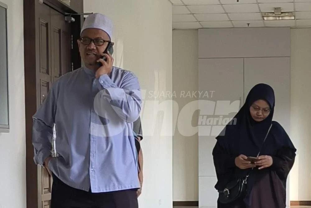 Asmat (kanan) dan Mohd Khushairi (kiri) hadir ke Mahkamah Sesyen Shah Alam pada Isnin.