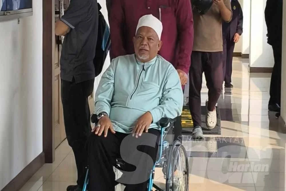 Nasiruddin berkerusi roda, hadir ke Mahkamah Sesyen Shah Alam pada Isnin.