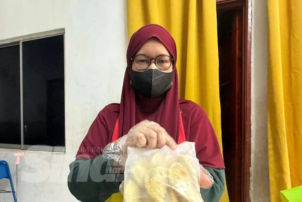Nur Zalfarini menunjukkan karipap sejuk beku dibuat sepenuh masa selepas berhenti sebagai tukang masak susulan masalah kesihatan dialaminya.