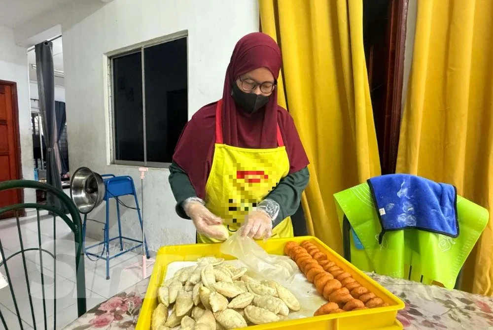 Nur Zalfarini kini memberi tumpuan kepada jualan karipap, cucur badak, ubi ketuk dan rengas.