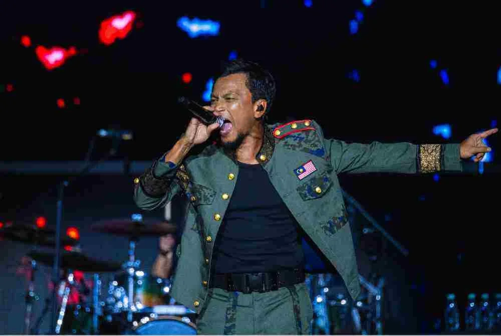 Penyanyi Faizal Tahir menghiburkan peminatnya menerusi konsert Faizal Tahir: Suara Rakyat, di Unifi Arena baru-baru ini. Foto: Bernama