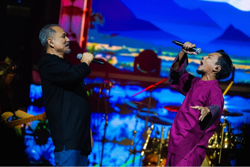 Faizal Tahir (kanan) bersama legenda Datuk M. Nasir (kiri) membuat persembahan menerusi konsert Faizal Tahir: Suara Rakyat, di Unifi Arena baru-baru ini. Foto: Bernama